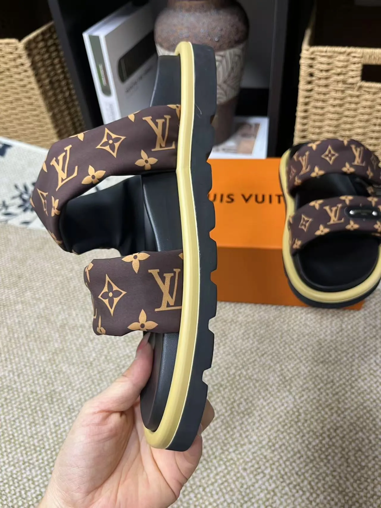 P340 yuan LV Louis Vuitton Full of high-end feel! A popular model among bloggers at home and abroad, it’s retro and fashionable, and looks stunning on your feet! Mainly recommended model on the official website★ ━━━━━ ЅᏇєєt ━━━━━ ▪️Upper: original calfskin ➕5D printing process ▪️Inner: imported mixed sheepskin ▪️Outsole: original molded foam outsole ▪️Size: Female 35-40 Men's 39-44 (women's 41 men's 45)